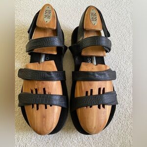 Vionic Black Croc-Embossed Women's leather Sandals summer size 10